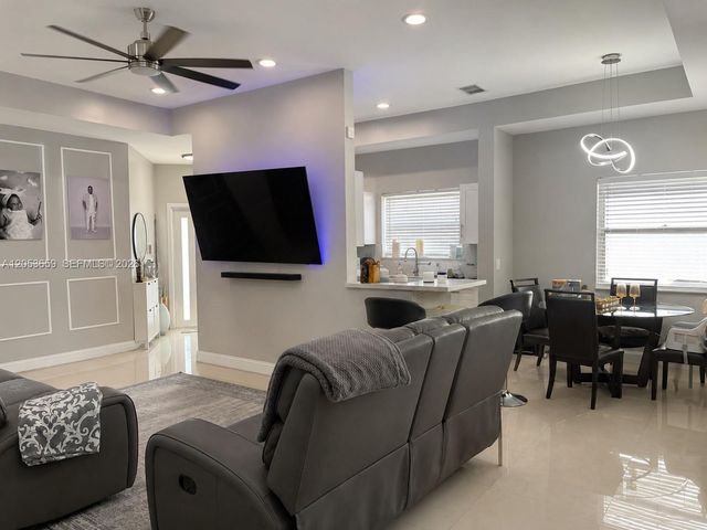 1040 SW 85th Ter, Pembroke Pines, FL 33025