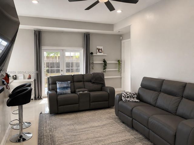1040 SW 85th Ter, Pembroke Pines, FL 33025