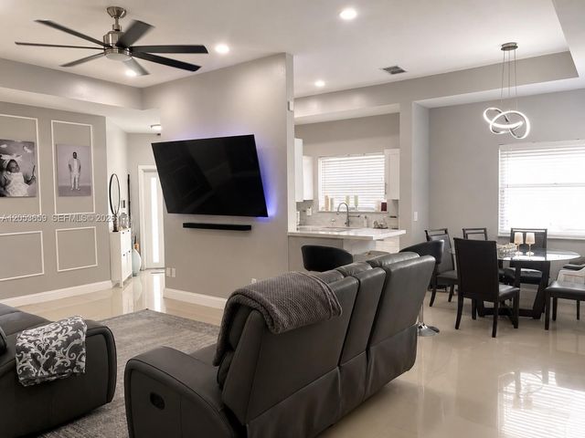 1040 SW 85th Ter, Pembroke Pines, FL 33025
