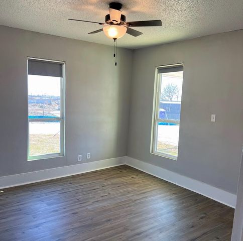 915 NE 1st Street, Mineral Wells, TX 76067