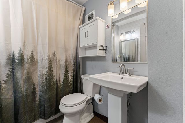 902 S 1st Street, Knoxville, IA 50138