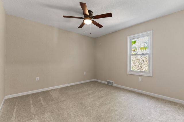 902 S 1st Street, Knoxville, IA 50138