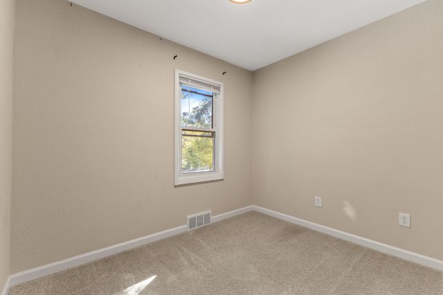 902 S 1st Street, Knoxville, IA 50138