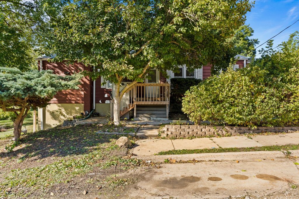 902 S 1st Street, Knoxville, IA 50138