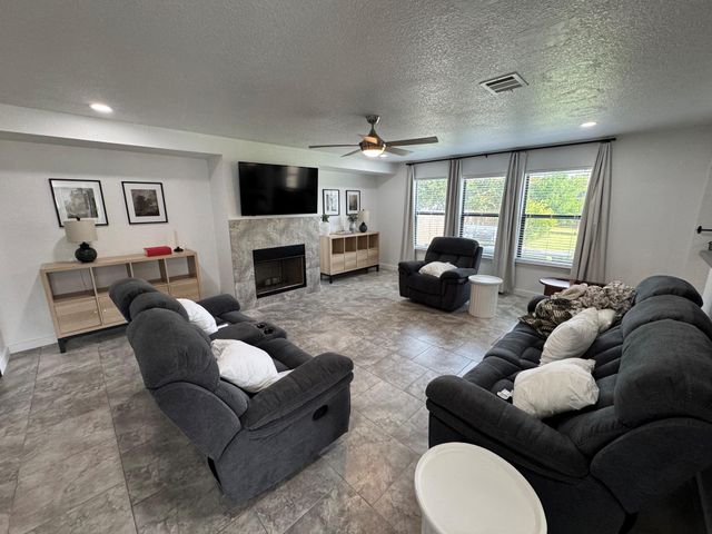191 Mistletoe LN, Kyle, TX 78640