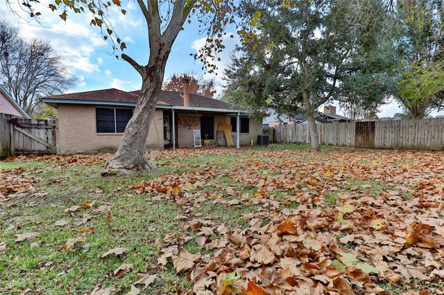 3 Ranch House Loop, Angleton, TX 77515
