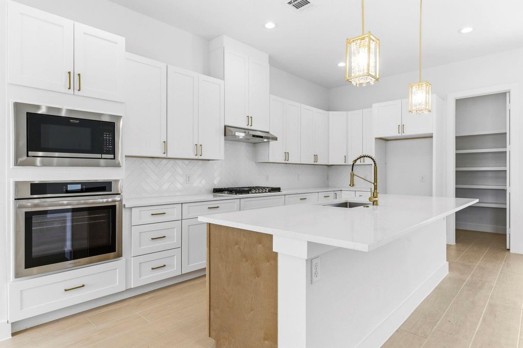 Image 10 of property listing at 3072 Road 66124, Dayton, TX 77535