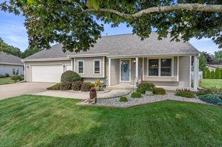 8230 W Southview DRIVE, Franklin, WI 53132