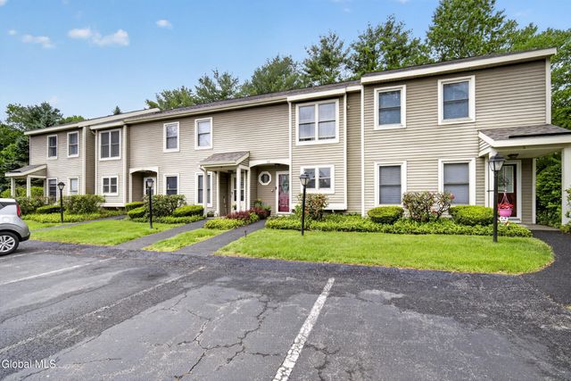 10 Redcoat Court, Halfmoon, NY 12065