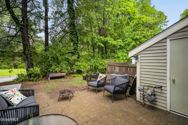 10 Redcoat Court, Halfmoon, NY 12065