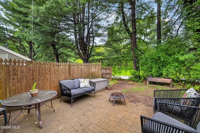 10 Redcoat Court, Halfmoon, NY 12065
