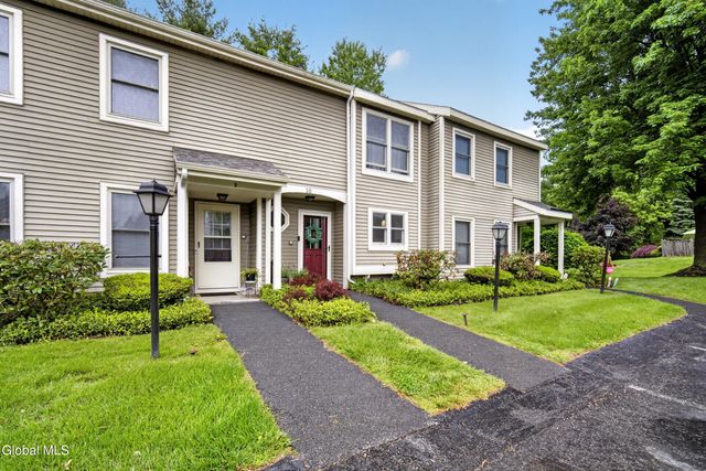 10 Redcoat Court, Halfmoon, NY 12065