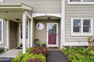 10 Redcoat Court, Halfmoon, NY 12065