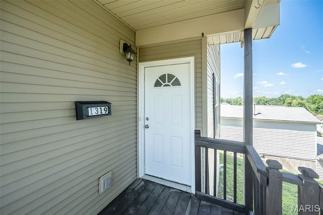 1319 N 4th Street, St Charles, MO 63301