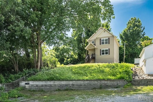 1319 N 4th Street, St Charles, MO 63301