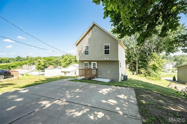 1319 N 4th Street, St Charles, MO 63301
