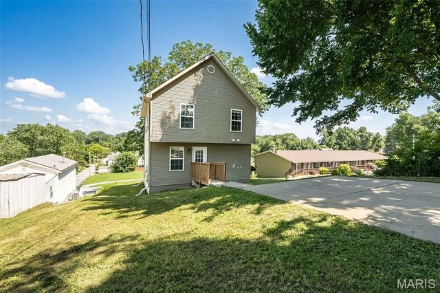 1319 N 4th Street, St Charles, MO 63301