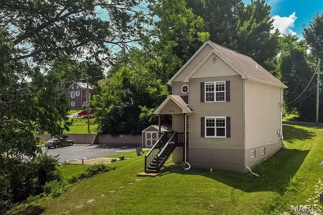 1319 N 4th Street, St Charles, MO 63301