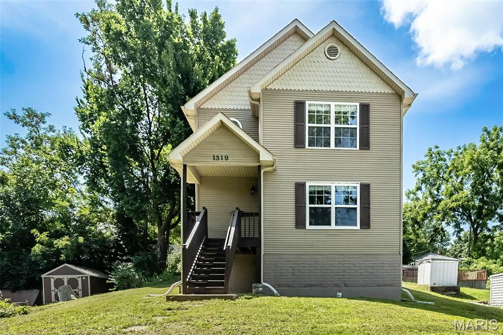 1319 N 4th Street, St Charles, MO 63301