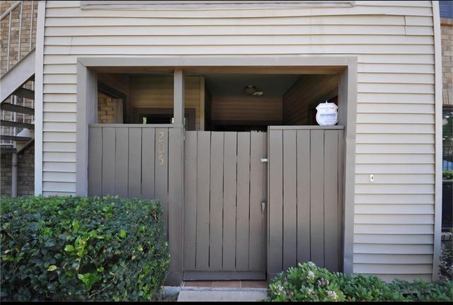 2025 Augusta Drive 205, Houston, TX 77057