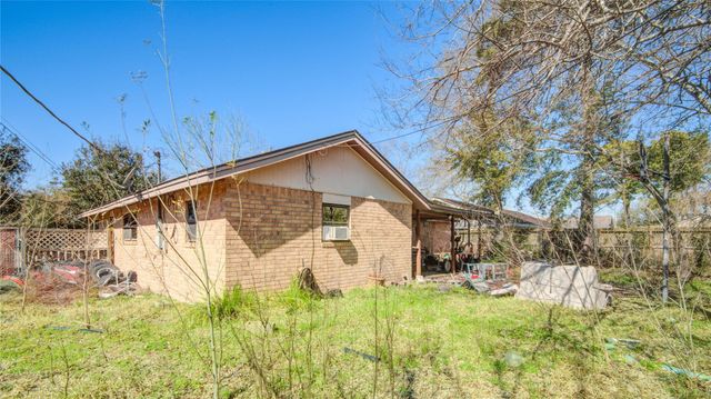 4112 Pine Shadows Street, Dickinson, TX 77539