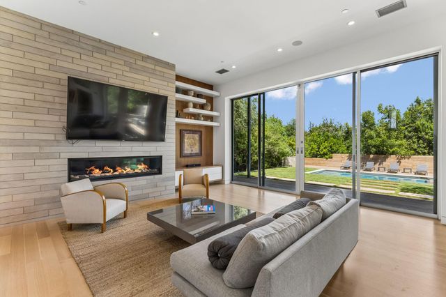 16 Sundown PKWY, Austin, TX 78746