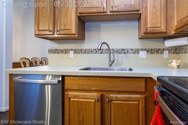 5726 Pinecroft Court 44, Independence Charter Township, MI 48346