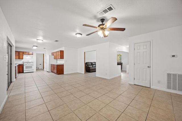 2305 Lathan LN, Taylor, TX 76574
