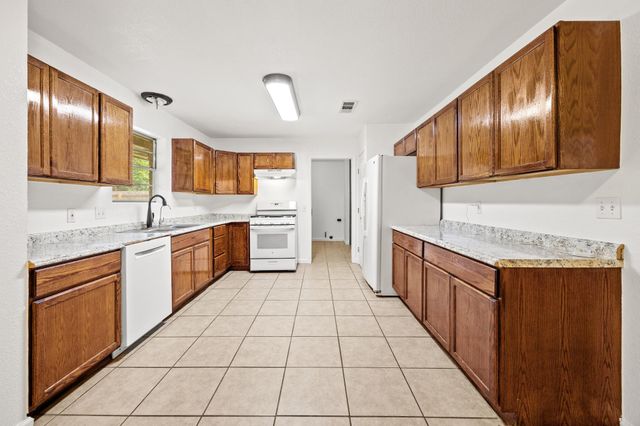 2305 Lathan LN, Taylor, TX 76574
