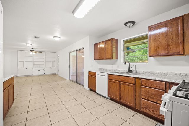 2305 Lathan LN, Taylor, TX 76574