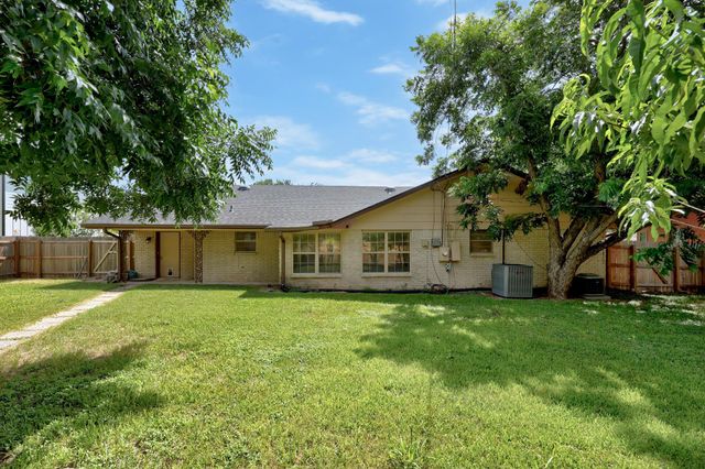 2305 Lathan LN, Taylor, TX 76574