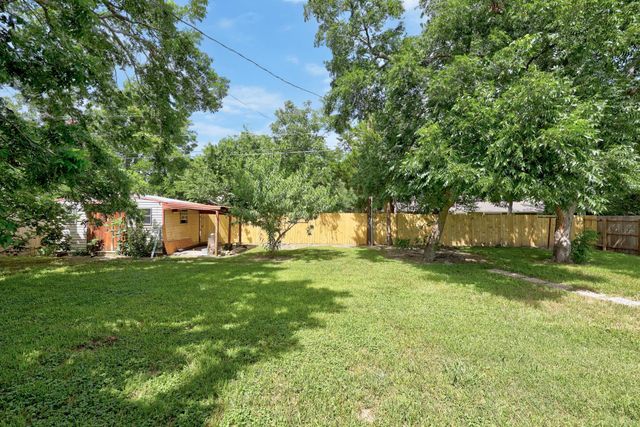 2305 Lathan LN, Taylor, TX 76574