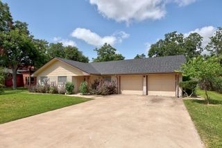 2305 Lathan LN, Taylor, TX 76574