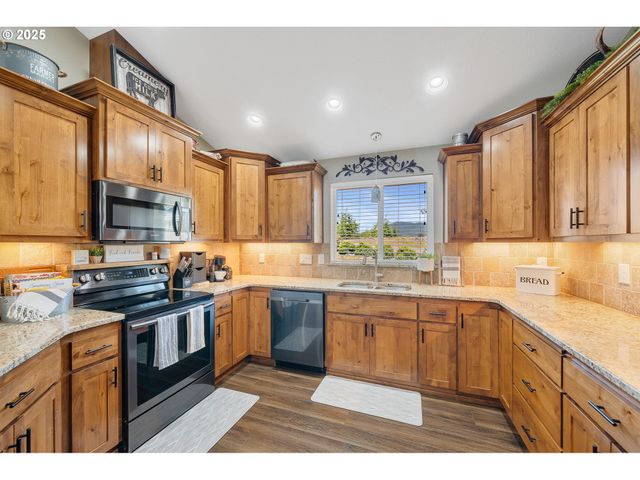 10340 SKYVIEW Rd, Tillamook, OR 97141
