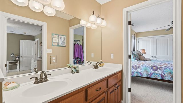 4046 Summit Dr, Greenbrier, TN 37073