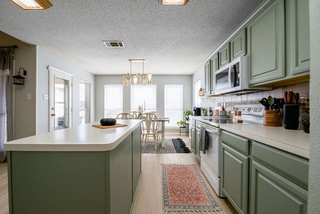 943 Morgan Drive, Burleson, TX 76028