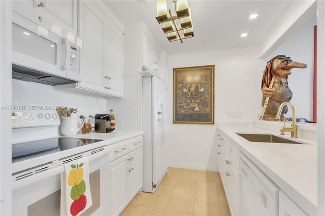 11113 Biscayne Blvd PH8, Miami, FL 33181