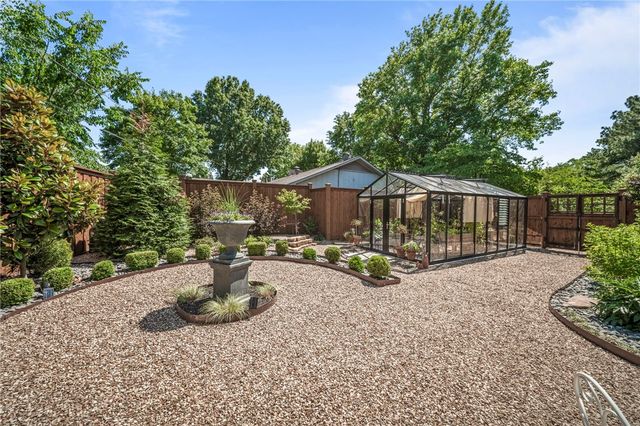 906 N Pembroke Road, Fayetteville, AR 72701