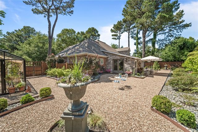 906 N Pembroke Road, Fayetteville, AR 72701