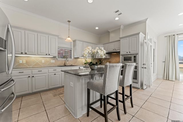 742 Grand Lakes Dr, Baton Rouge, LA 70810