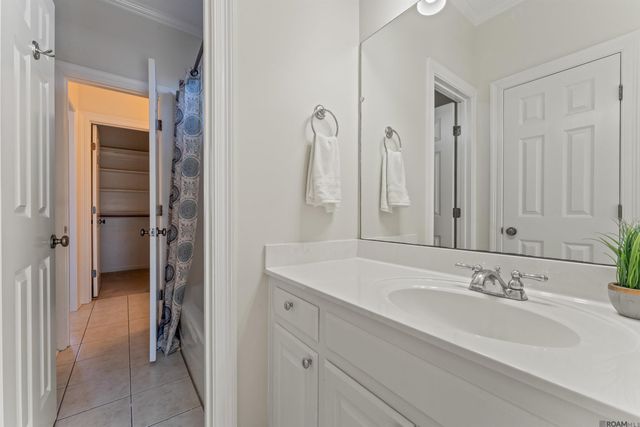 742 Grand Lakes Dr, Baton Rouge, LA 70810