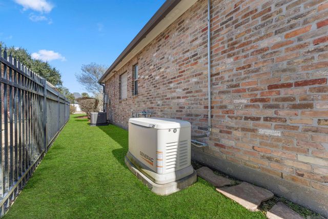 742 Grand Lakes Dr, Baton Rouge, LA 70810