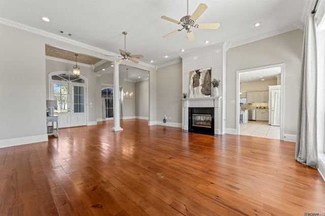 742 Grand Lakes Dr, Baton Rouge, LA 70810