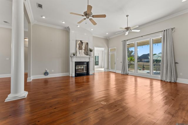 742 Grand Lakes Dr, Baton Rouge, LA 70810