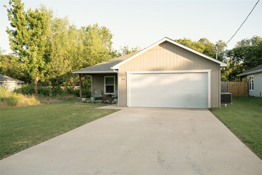 315 W Oak Street, Whitewright, TX 75491