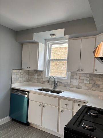 5722 N Leonard Avenue, Chicago, IL 60646