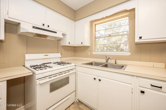 105 Hickory Drive, Ocean Springs, MS 39564