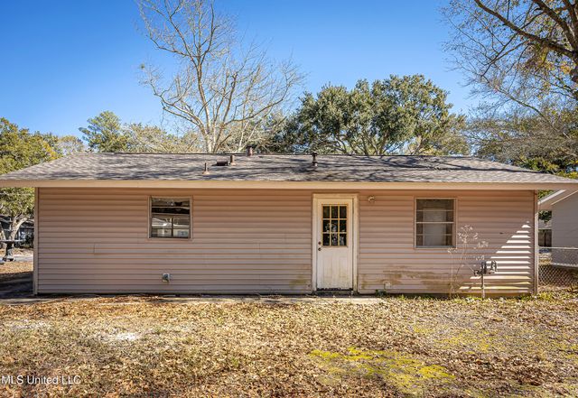 105 Hickory Drive, Ocean Springs, MS 39564