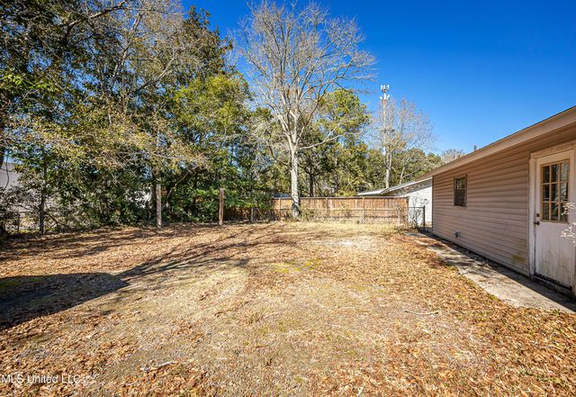 105 Hickory Drive, Ocean Springs, MS 39564