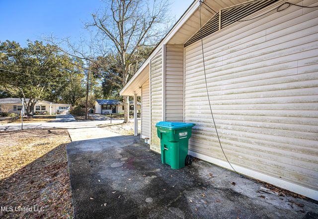 105 Hickory Drive, Ocean Springs, MS 39564